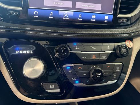 Used 2023 Chrysler Pacifica Touring-L FWD image 27
