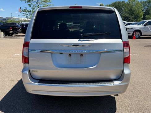 Used 2012 Chrysler Town & Country Touring w/ Entertainment Group #1 FWD image 8