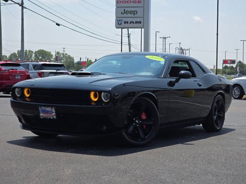 Used 2017 Dodge Challenger R/T Plus RWD image 2