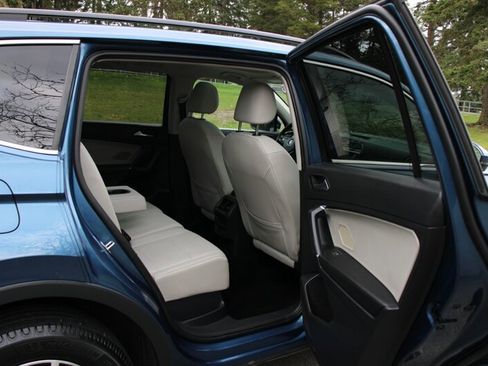 Used 2020 Volkswagen Tiguan SE w/ Panoramic Sunroof Package image 6