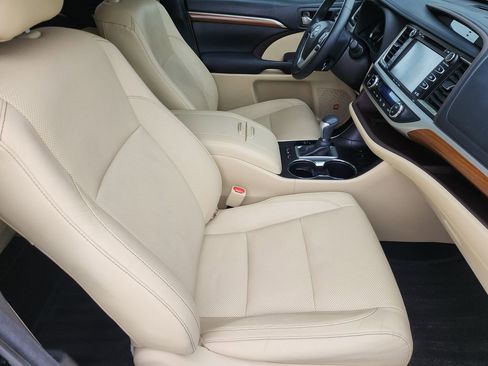 Used 2018 Toyota Highlander Limited FWD image 14