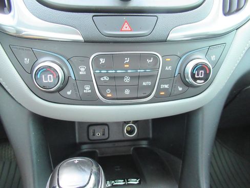 Used 2018 Chevrolet Equinox Premier FWD image 28