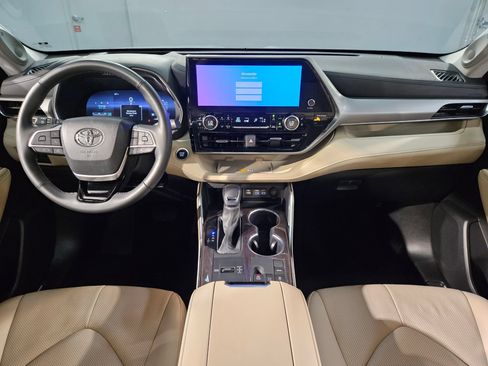 Used 2024 Toyota Highlander Platinum FWD image 10