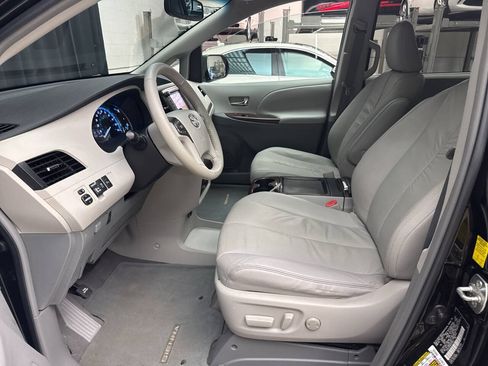 Used 2011 Toyota Sienna XLE w/ Premium Pkg AWD/4WD image 11