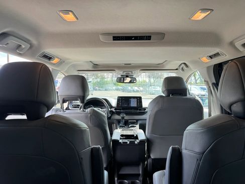 Used 2021 Toyota Sienna Limited FWD image 25