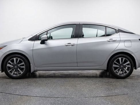 Used 2025 Nissan Versa SV FWD image 5