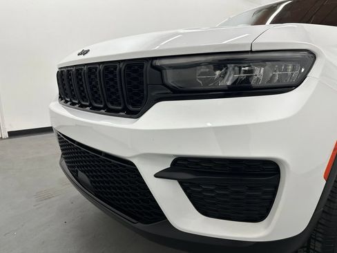 Used 2024 Jeep Grand Cherokee Altitude AWD/4WD image 23