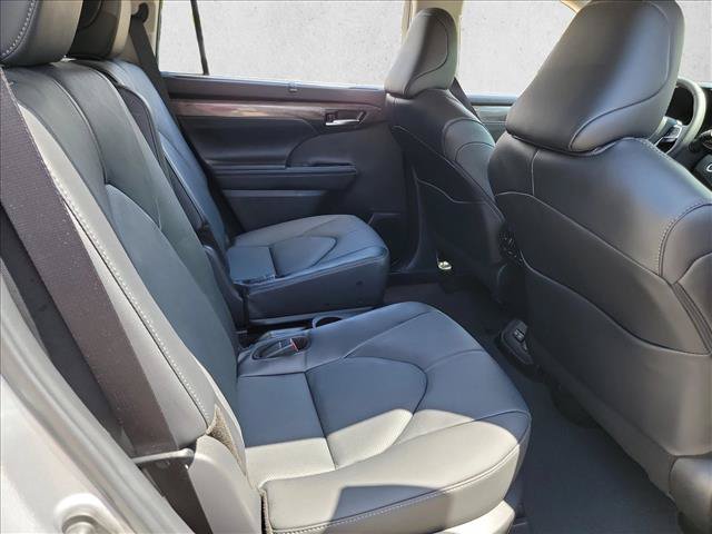 Used 2025 Toyota Highlander Platinum AWD/4WD image 13