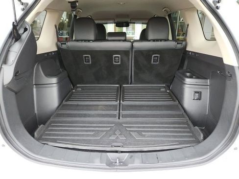 Used 2018 Mitsubishi Outlander image 24