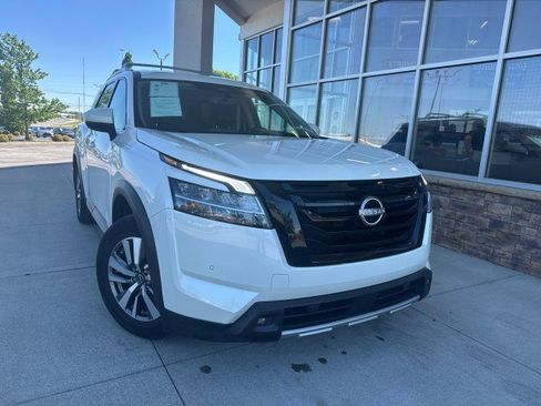 Used 2023 Nissan Pathfinder SL w/ Black Appearance Package AWD/4WD image 1