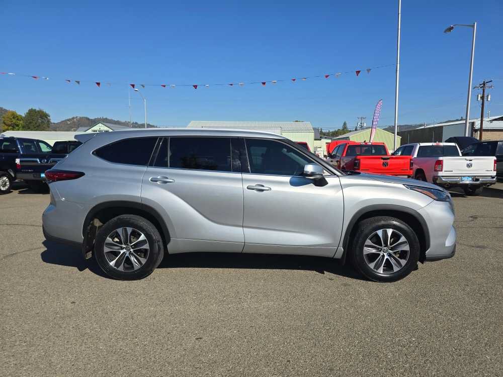 Used 2022 Toyota Highlander XLE AWD/4WD image 6