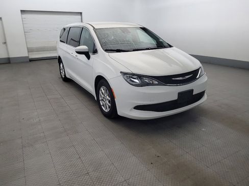Used 2021 Chrysler Voyager LX FWD image 13