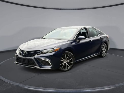 Used 2022 Toyota Camry SE w/ Cold Weather Package FWD image 1
