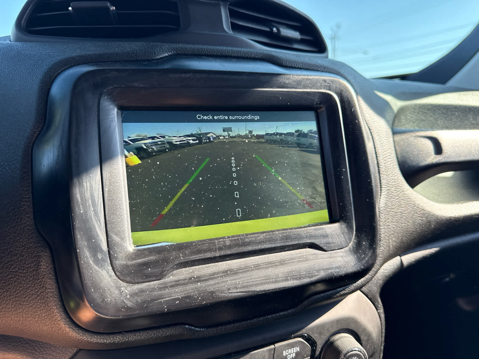 Used 2018 Jeep Renegade Latitude w/ Cold Weather Group FWD image 17