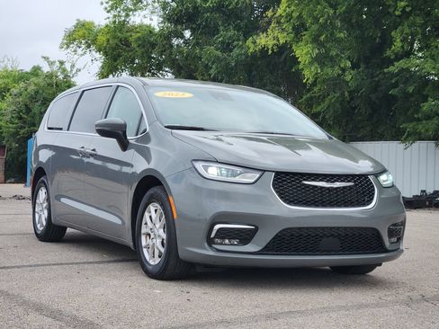 Used 2023 Chrysler Pacifica Touring-L FWD image 3