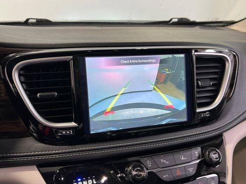 Used 2024 Chrysler Pacifica Limited image 30