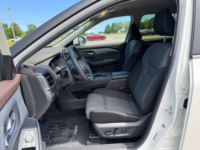 Used 2023 Nissan Rogue SV AWD/4WD image 9