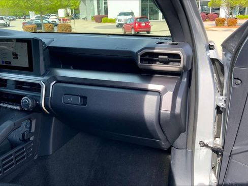 Used 2025 Toyota 4Runner SR5 AWD/4WD image 18
