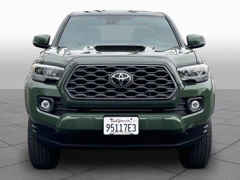 Used 2022 Toyota Tacoma TRD Sport w/ Technology Package AWD/4WD image 3