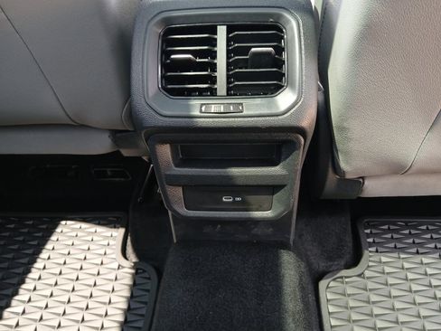 Certified 2024 Volkswagen Taos SE FWD image 20