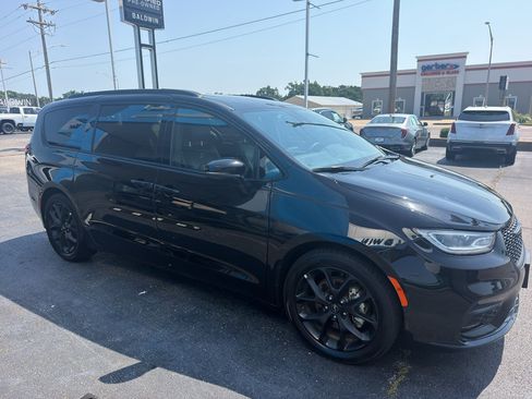 Used 2025 Chrysler Pacifica Limited FWD image 3