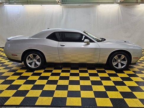 Used 2020 Dodge Challenger SXT w/ Driver Convenience Group image 2
