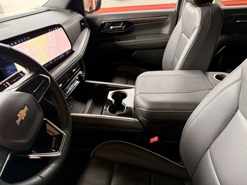 Used 2025 Chevrolet Suburban Premier image 14