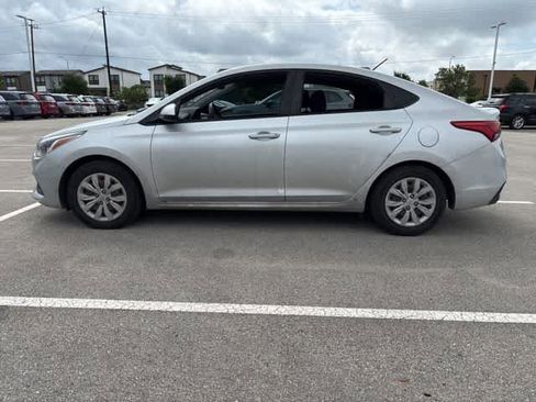 Used 2020 Hyundai Accent SE FWD image 2