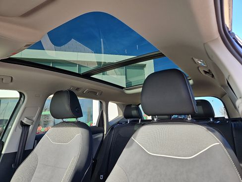 Used 2023 Volkswagen Taos SE w/ Panoramic Sunroof Package image 12