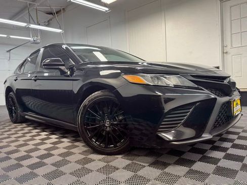 Used 2019 Toyota Camry SE image 1
