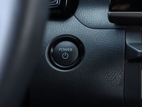 Used 2025 Toyota Camry SE image 8