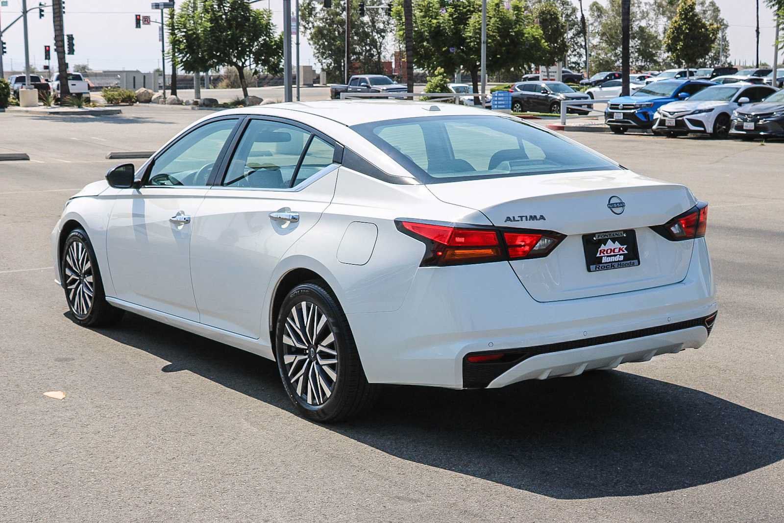 Used 2025 Nissan Altima 2.5 SV FWD image 8