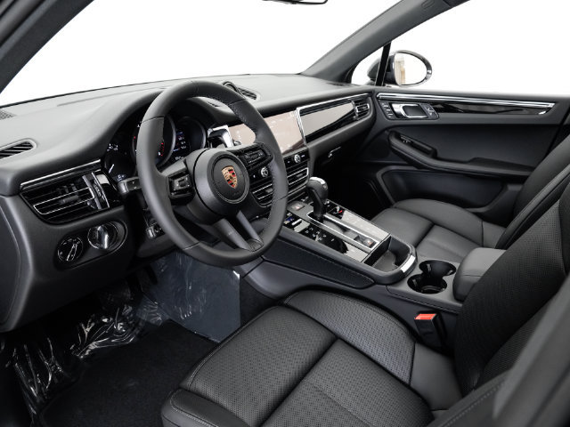 Certified 2026 Porsche Macan AWD/4WD image 4