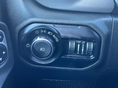 Used 2019 Jeep Wrangler Unlimited Sahara w/ Uconnect 4C Nav & Sound Group AWD/4WD image 15