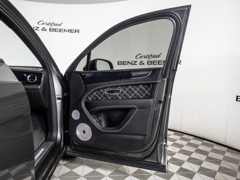 Used 2022 Bentley Bentayga image 28