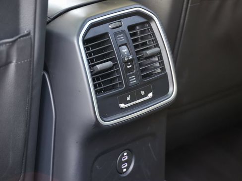 Certified 2026 Porsche Macan AWD/4WD image 35