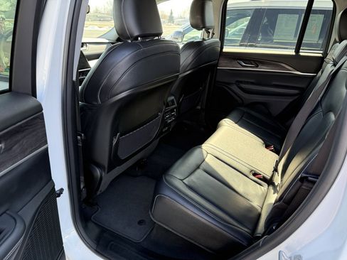 Used 2023 Jeep Grand Cherokee Limited image 12