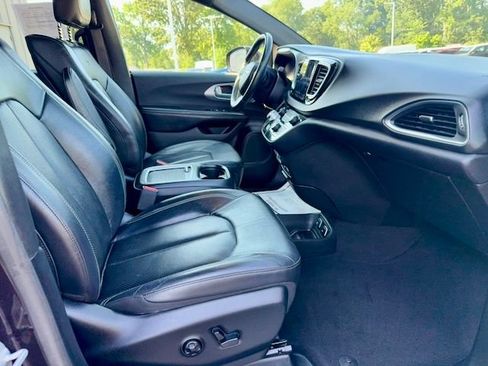 Used 2019 Chrysler Pacifica Touring-L Plus w/ Advanced Safetytec Group FWD image 8