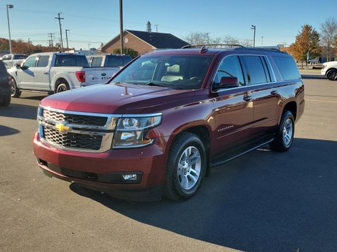 Used 2018 Chevrolet Suburban LT w/ Luxury Package image 2