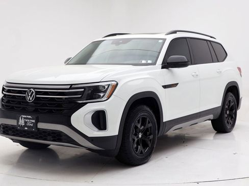Used 2024 Volkswagen Atlas Peak Edition SE image 2