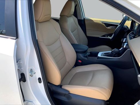 Used 2022 Toyota RAV4 XLE Premium FWD image 9