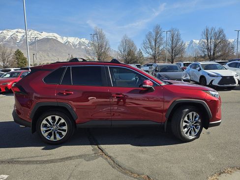 Used 2023 Toyota RAV4 XLE Premium image 4