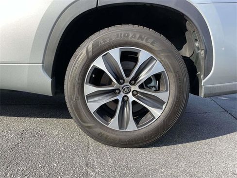 Used 2021 Toyota Highlander XLE image 9