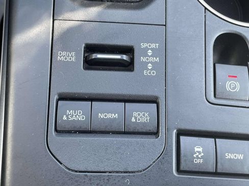 Used 2021 Toyota Highlander XLE AWD/4WD image 30
