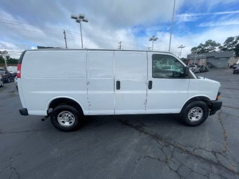Used 2021 Chevrolet Express 3500 w/ Driver Convenience Package RWD image 9