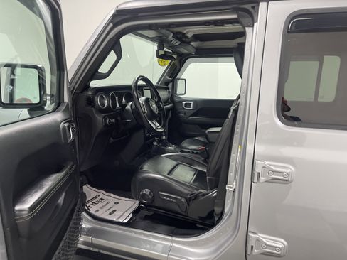 Used 2018 Jeep Wrangler Unlimited Sahara image 9