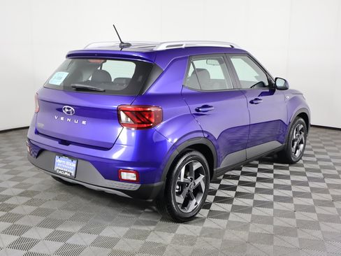 Used 2024 Hyundai Venue SEL image 6