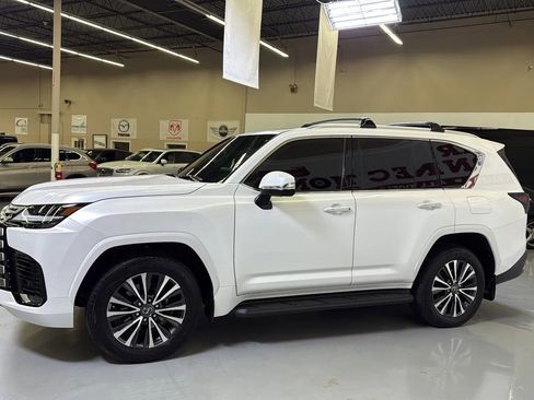 Used 2022 Lexus LX 600 4WD w/ Premium Package image 5
