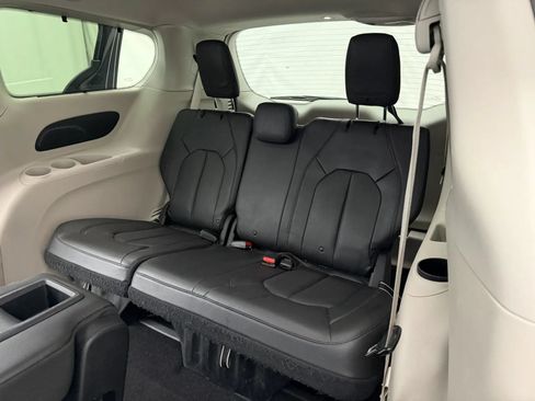 Used 2020 Chrysler Pacifica Touring-L FWD image 22