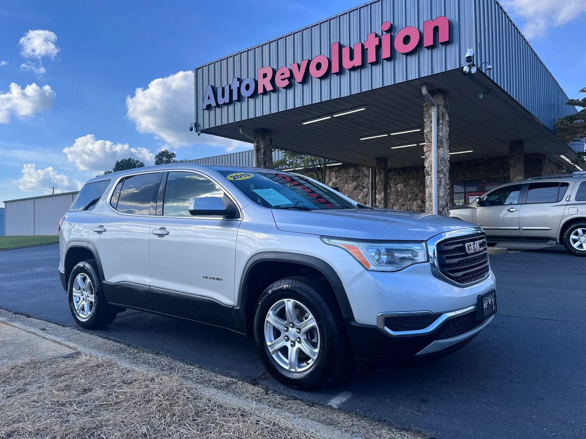 Used 2019 GMC Acadia SLE w/ LPO, Floor Liner Package FWD image 1